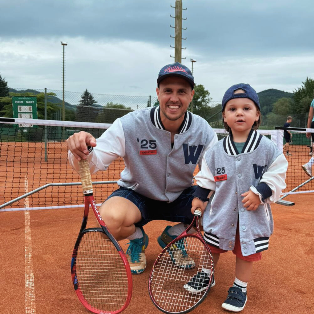 Tenniscoach Christoph Wagner spielt mit Kleinkind auf Tennisplatz – spielerischer Einstieg ins Kinder Tennis für 3–6 Jahre